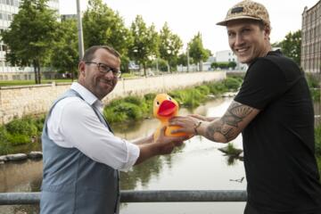 
  Lionspräsident Dr. Wolf-Ullrich Mehmke und Malte Ziegenhagen übergeben die erste Ente schon symbolisch in die Chemnitz.